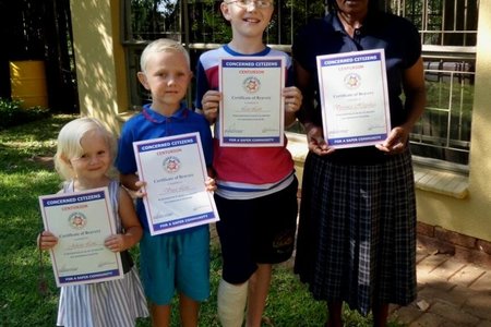 Callie Lotz se kleinkinders met hul sertifikate vir braafheid, met vlnr Juliette, Vince en Leo Lotz, saam met Veronica Hlopulusa wat ook â€˜n sertifikaat ontvang het 